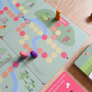 Plateau de jeu de Randognon avec les pions. Le plateau de jeu est représenté par des tuiles recto verso. 6 tuiles permettent de créer son plateau unique de jeu