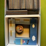 Contenu de la boîte de Draculotte : jeu solo qui mélange taquin / casse-tête et jeu de plateforme rétro. Des tuiles, un module à assembler comme un puzzle