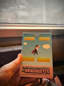Boîte de Draculotte : jeu solo qui mélange taquin / casse-tête et jeu de plateforme rétro.