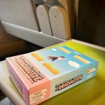 Boîte de Draculotte : jeu solo qui mélange taquin / casse-tête et jeu de plateforme rétro. Petit jeu rapide à emporter partout