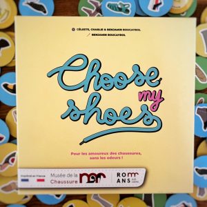 Boite du jeu de société Chooe my shoes avec jetons en fond